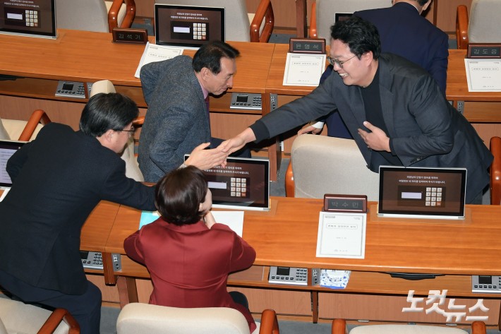 국민의힘 의원들과 인사하는 천하람 의원
