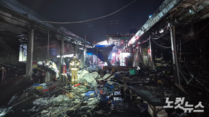 14일 새벽 1시쯤 광주 광산구 송정 5일 시장에서 화재가 발생해 소방 당국이 화재 진압 후 합동감식을 벌이고 있다. 김수진 기자