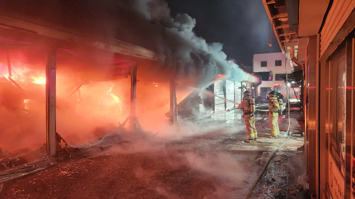 14일 새벽 1시쯤 광주 광산구 송정 5일 시장에서 화재가 발생해 소방 당국이 40여 분 만에 진화했다. 광주 광산소방서 제공