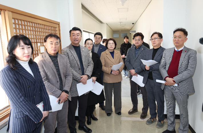 전주시의회 행정위원회 소속 의원들이 14일 천년전주 콜센터를 찾아 현장 상황을 점검했다. 전주시의회 제공