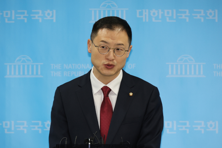 김상욱 의원 "울산시당 위원장직을 사퇴합니다"     (서울=연합뉴스) 김주형 기자 = 국민의힘 김상욱 의원이 14일 국회 소통관에서 울산시당위원장 사퇴와 관련한 기자회견을 마친 뒤 백브리핑을 통해 추가 설명을 하고 있다. 2025.2.14     kjhpress@yna.co.kr (끝)   <저작권자(c) 연합뉴스, 무단 전재-재배포, AI 학습 및 활용 금지> 연합뉴스