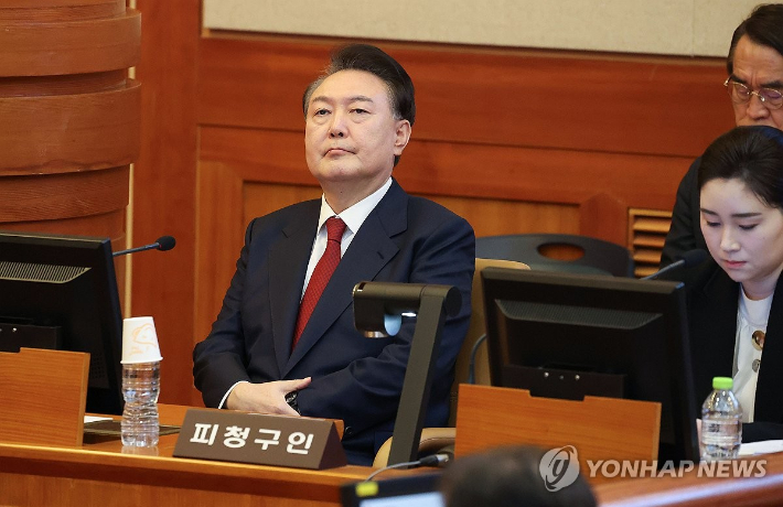 (서울=연합뉴스) 윤석열 대통령이 13일 서울 종로구 헌법재판소 대심판정에서 열린 윤석열 대통령 탄핵심판 8차 변론에 출석해 있다. 2025.2.13 [사진공동취재단] photo@yna.co.kr 연합뉴스