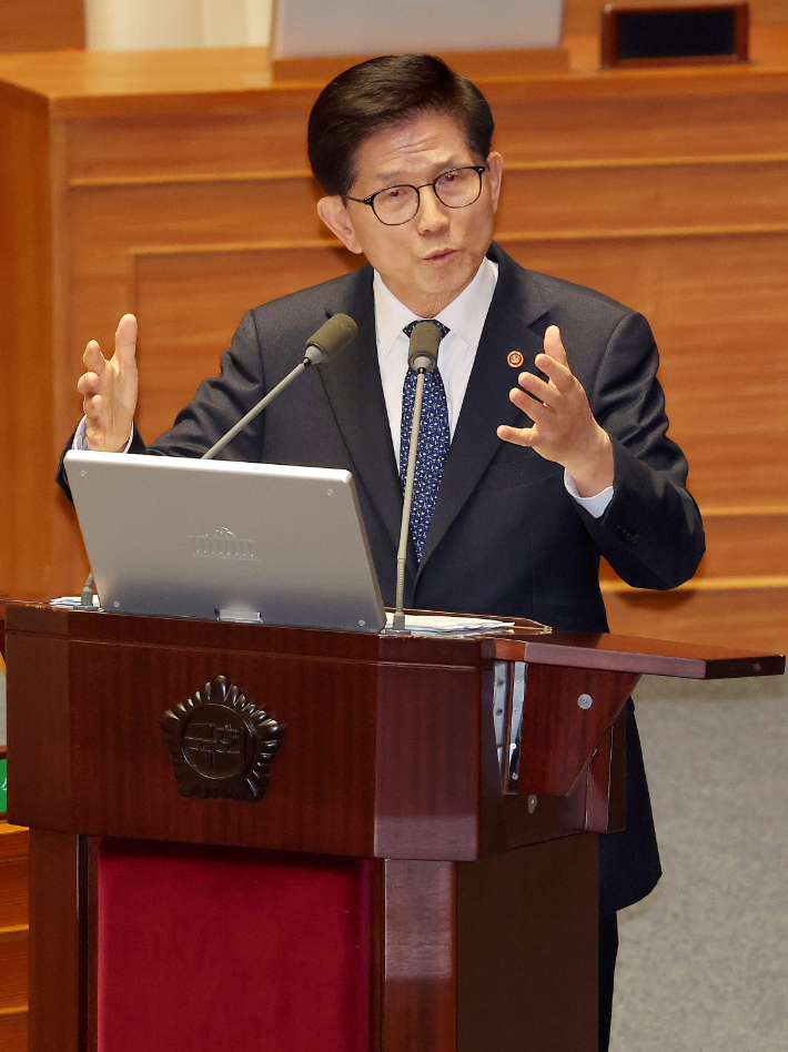 의원 질의에 답하는 김문수 장관     (서울=연합뉴스) 김주형 기자 = 김문수 고용노동부 장관이 14일 서울 여의도 국회 본회의장에서 열린 교육·사회·문화분야 대정부질문에서 의원 질의에 답변하고 있다. 2025.2.14     kjhpress@yna.co.kr (끝)   <저작권자(c) 연합뉴스, 무단 전재-재배포, AI 학습 및 활용 금지> 연합뉴스