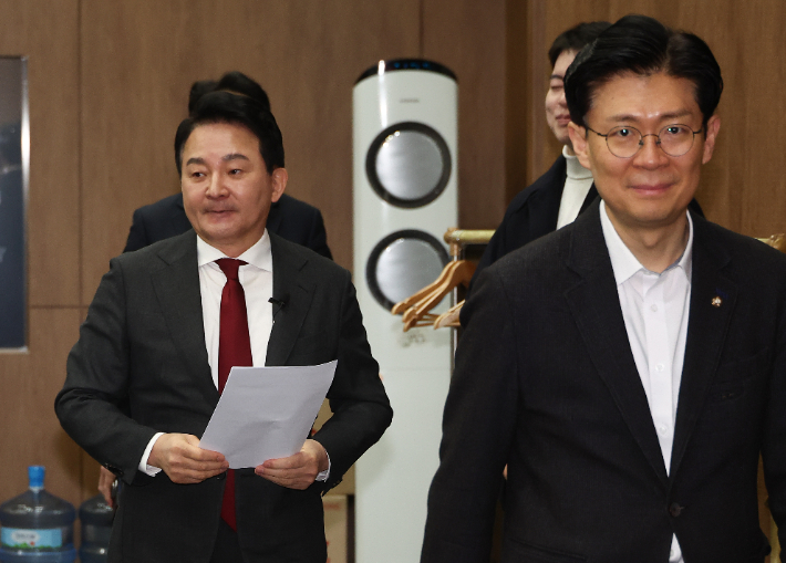 대통령 탄핵 관련 헌재 규탄 기자회견 입장하는 원희룡 전 장관     (서울=연합뉴스) 류영석 기자 = 원희룡 전 국토교통부 장관이 12일 서울 여의도 국회에서 윤석열 대통령 탄핵 심판 관련 헌법재판소 규탄 기자회견을 하기 위해 입장하고 있다. 오른쪽은 국민의힘 조정훈 의원. 2025.2.12     ondol@yna.co.kr (끝)   <저작권자(c) 연합뉴스, 무단 전재-재배포, AI 학습 및 활용 금지> 연합뉴스