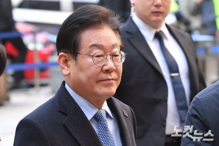 이재명 더불어민주당 대표가 14일 오전 서울 서초구 서울중앙지방법원에서 열린 대장동 배임 및 성남FC 뇌물 혐의 1심 속행 공판에 출석하고 있다. 류영주 기자