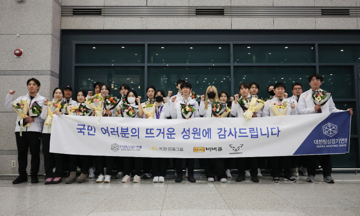 2025 하얼빈동계아시안게임에서 역대 최고의 성적을 낸 쇼트트랙 대표팀 선수들이 10일 인천국제공항을 통해 귀국해 기념 촬영을 하는 모습. 연합뉴스