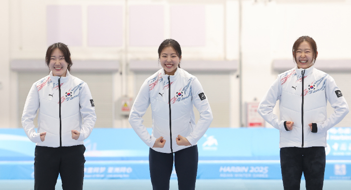 스피드스케이팅 여자 팀 스프린트에 출전해 금메달을 획득한 한국 김민지(왼쪽부터), 이나현, 김민선이 시상대에 올라 포즈를 취하는 모습. 연합뉴스