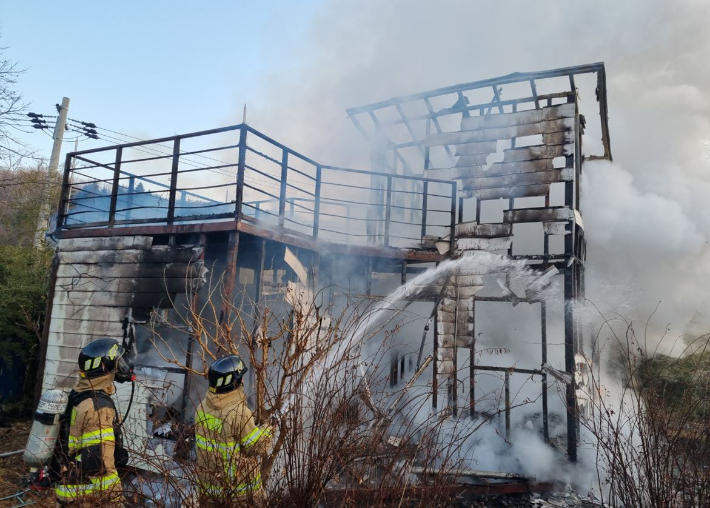 소방관들이 농막 화재를 진화하고 있다. 경북소방본부 제공