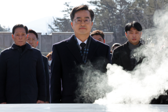 김동연 경기도지사가 13일 광주 북구 운정동 국립5·18민주묘지에서 참배하고 있다. 연합뉴스