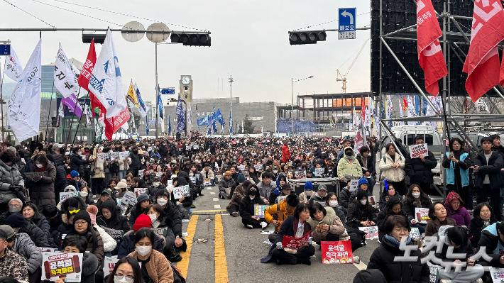 15일 오후 광주 동구 5·18민주광장까지 윤석열 대통령 탄핵을 촉구하는 시민들이 집회에 참석하고 있다. 김수진 기자