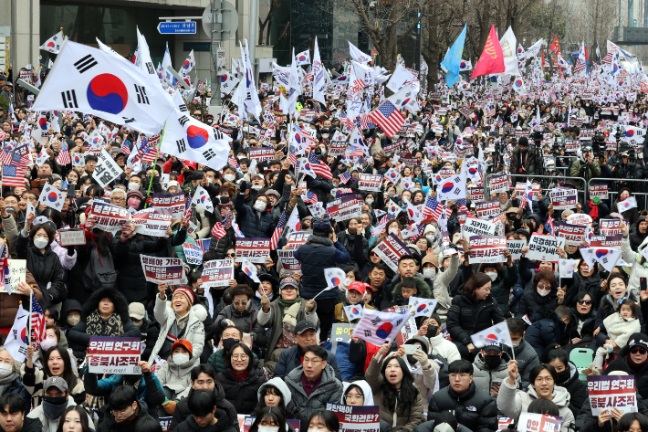 15일 오후 광주 동구 금남로에서 개신교 단체 세이브코리아가 개최한 윤석열 대통령 탄핵 반대 및 석방 촉구 국가비상기도회에서 참가자들이 구호를 외치고 있다. 연합뉴스