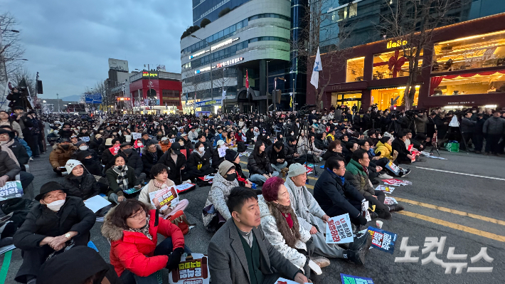 15일 오후 광주 동구 금남로 전일빌딩245 앞에 윤석열 대통령 탄핵을 촉구하는 시민들이 모여있다. 김수진 기자 