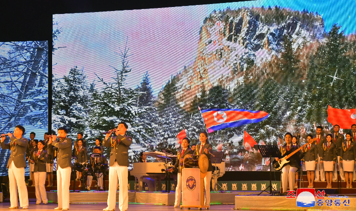 북한 김정일 전 국방위원장 생일 83주년(2월 16일)경축 청년중앙예술선전대공연 '백두의 행군길 이어가리라'가 지난 13일 청년중앙회관에서 열렸다고 조선중앙통신이 14일 보도했다. 연합뉴스