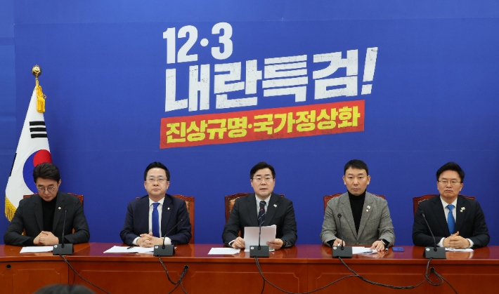 더불어민주당 박찬대 원내대표가 16일 서울 여의도 국회에서 기자간담회를 열고 최근 공개된 '노상원 수첩'의 의미와 김건희 여사의 비상계엄 개입 정황 등에 대해 발언하고 있다. 연합뉴스