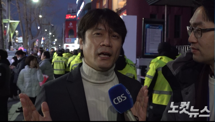 '질문하는 기자' CBS 이정주 기자가 지난 15일 광주 동구 5.18 민주광장과 금남로 일대에서 열린 탄핵 찬성 집회에 참석한 황현필 역사바로잡기연구소장과 인터뷰를 하고 있다. 강종민 기자