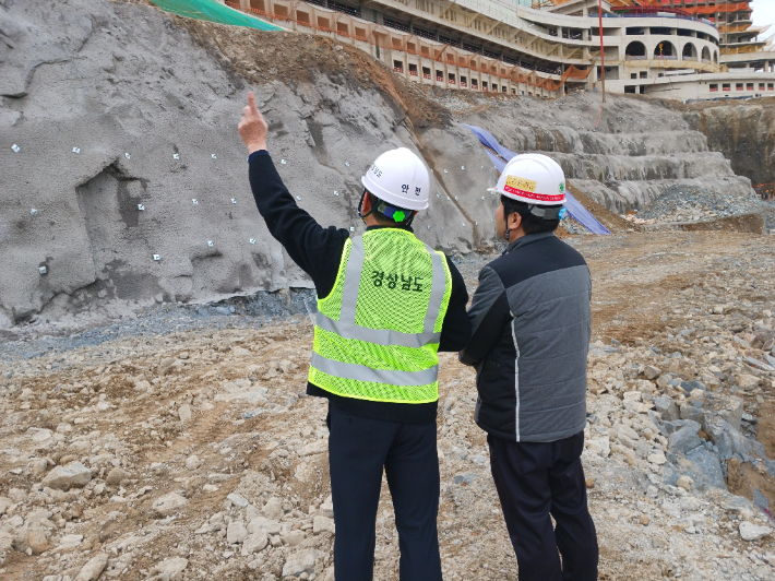 건축공사 현장 안전점검. 경남도청 제공 