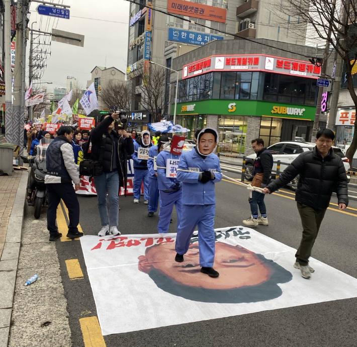 윤석열 대통령과 김건희 여사의 구속을 상징하는 퍼포먼스. 독자 제공 