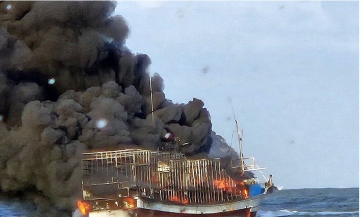 지난 13일 오전 8시39분께 부안 왕등도 동쪽 4㎞ 지점에서 근해통발 34톤급 어선 '2022 신방주호(부산 선적)'에서 화재가 발생했다. 부안해경 제공