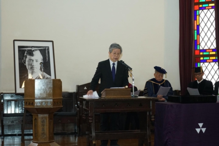 도시샤대가 16일 연 명예 박사학위 수여식에서 윤동주 시인의 조카 윤인석 성균관대 명예교수(왼쪽)가 인사말을 하는 모습. 주오사카총영사관 제공
