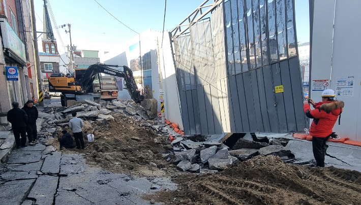 지난 11일 강원 강릉시 포남동 한 주상복합아파트 공사장 인근에서 가로 10ｍ, 세로 5ｍ, 깊이 1m가량의 지반침하가 발생해 복구작업을 진행하고 있는 모습. 연합뉴스 
