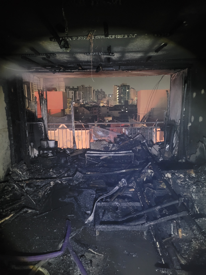 울산시 남구 신정동 아파트 화재 현장. 울산소방본부 제공