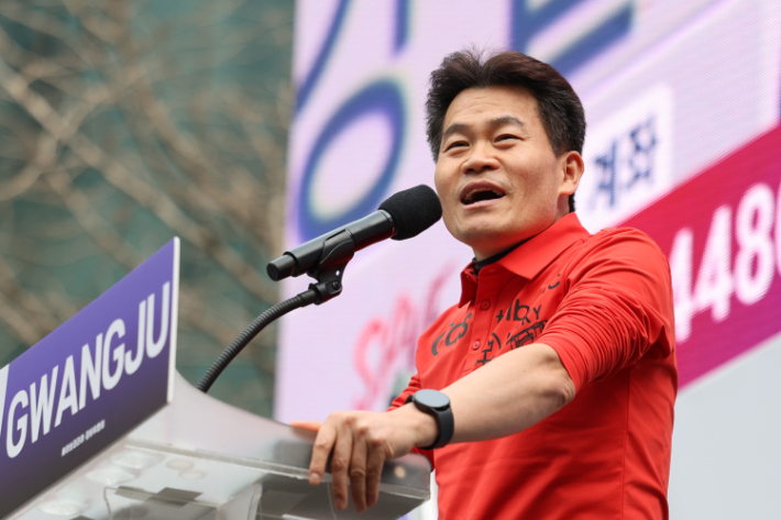 광주서 발언하는 전한길     (광주=연합뉴스) 정회성 기자 = 15일 오후 광주 동구 금남로에서 개신교 단체 세이브코리아가 개최한 윤석열 대통령 탄핵 반대 및 석방 촉구 국가비상기도회에서 한국사 강사 전한길 씨가 발언하고 있다. 2025.2.15      hs@yna.co.kr (끝)   <저작권자(c) 연합뉴스, 무단 전재-재배포, AI 학습 및 활용 금지> 연합뉴스