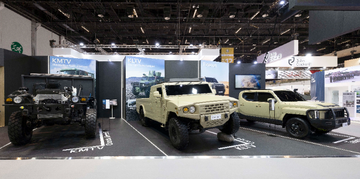 (왼쪽부터) 중형표준차 보닛형 베어샤시, 소형전술차 2인승 카고, 타스만 쇼카. 기아 제공