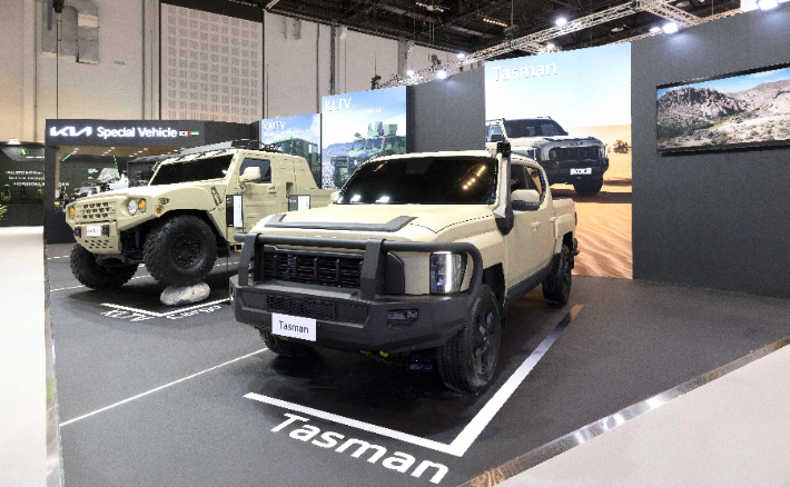 (왼쪽부터) 소형전술차 2인승 카고, 타스만 쇼카. 기아 제공