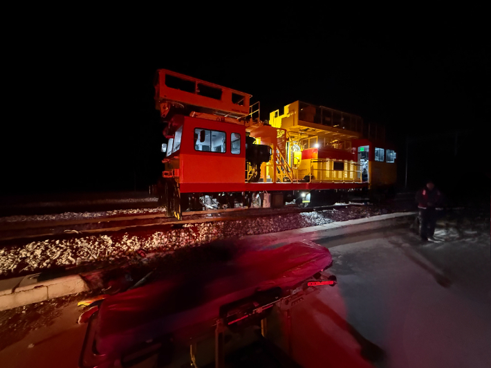 지난 16일 오후 9시 24분쯤 강원 삼척시 근덕면 동해선 근덕역에서 근로자 A(30대)씨가 모터카 작업 차량 하부 신호장치를 점검하던 중 끼이는 사고가 발생했다. 강원소방본부 제공