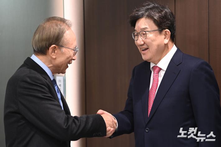악수하는 이명박-권성동