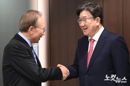 악수하는 이명박-권성동