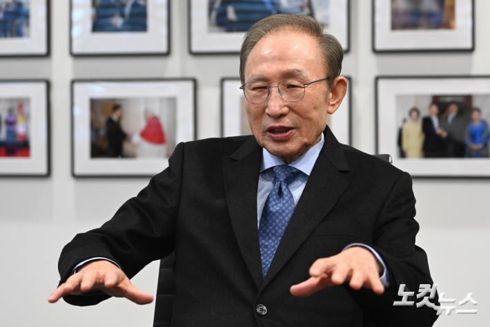 권성동 원내대표와 대화 나누는 이명박 전 대통령