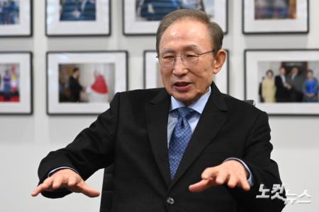 권성동 원내대표와 대화 나누는 이명박 전 대통령