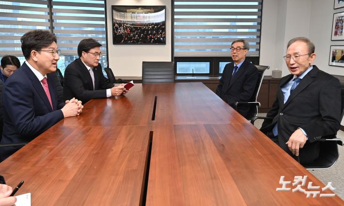 이명박 전 대통령 예방하는 권성동 원내대표