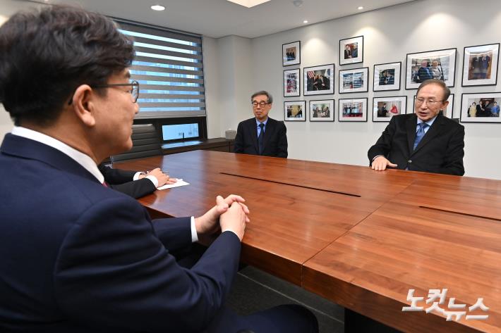 대화 나누는 이명박-권성동