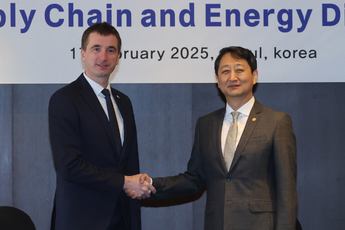 안덕근 산업통상자원부 장관이 17일 서울 중구 더플라자호텔에서 열린 한-체코 장관급 공급망·에너지 대화에 앞서 루카스 블첵 체코 산업통상부 장관과 기념촬영하고 있다. 연합뉴스