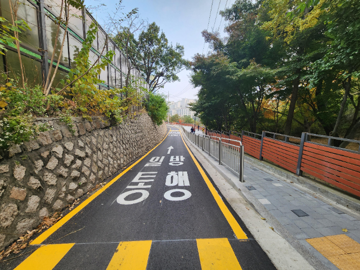서울 종로구 내동초등학교 옆 도로에 신설된 보행로. 서울시 제공