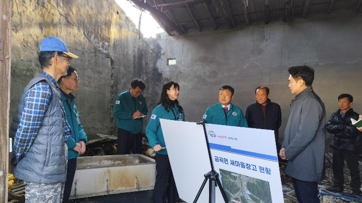 새마을 창고 안전 점검. 경남도청 제공 