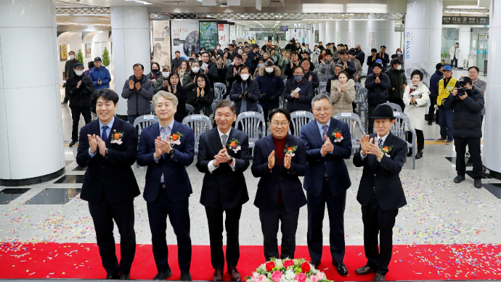 광주신세계는 백화점 인근 광주농성역에 리모델링을 통해 시민 소통 공간을 조성했다. 광주신세계 제공
