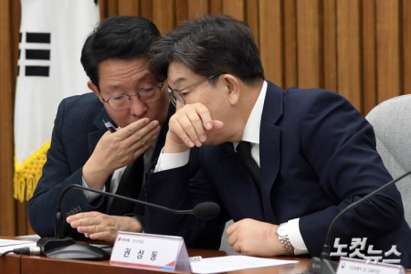 대화하는 권성동 원내대표-김상훈 정책위의장