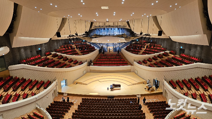 17일 공개된 부산콘서트홀 대공연장 내부 전경. 박진홍 기자