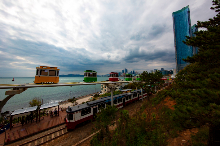 부산 해운대 해변열차. 부산시 제공