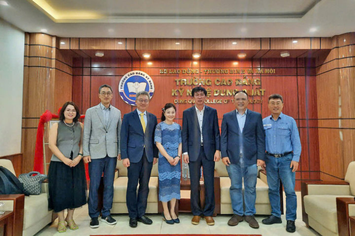 이연주 울산과학대학교 국제교류원장, 이창훈 국제교류원운영팀장은 지난해 11월 1일부터 3일까지 베트남 중꿧기술전문대학을 방문해 협력 방안을 논의했다. 사진 울산과학대 제공