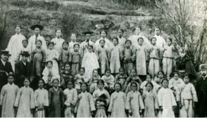 하얀 두루마기를 입은 학생들이 백의소년 성가대로 추정된다. (사진=청주성서신학원 제공)