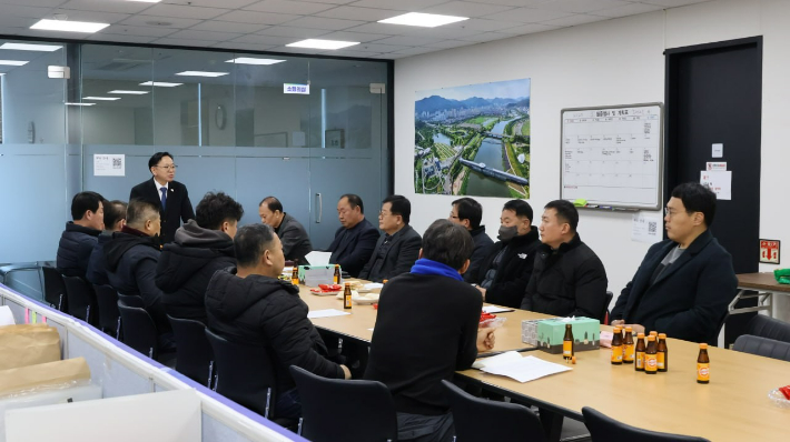 김문수 의원(왼쪽)이 읍면동 협의회장 간담회에서 발언하고 있다. 순천(갑)지역위원회 제공