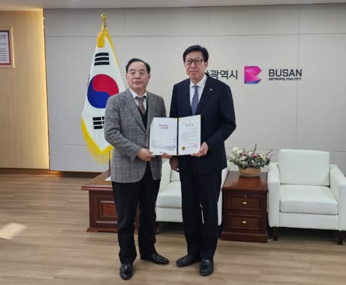 부산시 교육정책 고문에 위촉된 하윤수 전 부산시교육감(왼쪽)과 박형준 부산시장. 하 전 교육감 페이스북 캡처