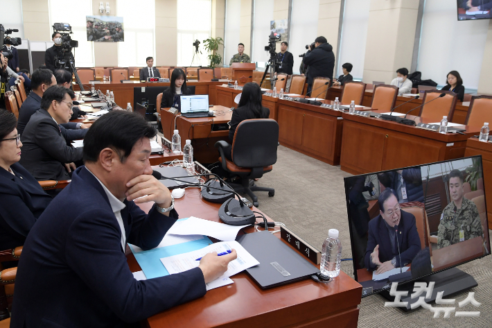 김현태 707특수임무단장이 17일 서울 여의도 국회 국방위원회 전체회의에서 국민의힘 의원들의 질의에 답하고 있다. 이날 회의에 민주당 등 야당 의원들은 불참했다. 윤창원 기자
