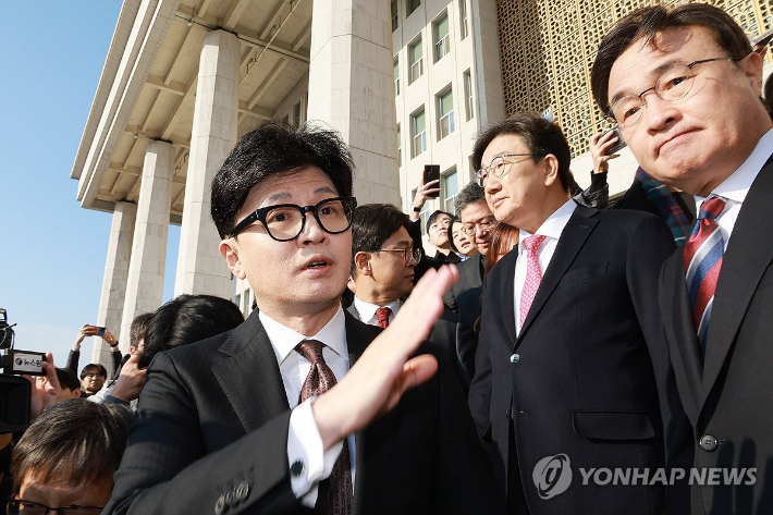 (서울=연합뉴스) 국민의힘 한동훈 대표가 지난해 12월 16일 오전 서울 여의도 국회에서 당대표 사퇴 기자회견을 마치고 차량에 탑승하며 의원들과 인사하고 있다. 2024.12.16 [국회사진기자단] photo@yna.co.kr 연합뉴스