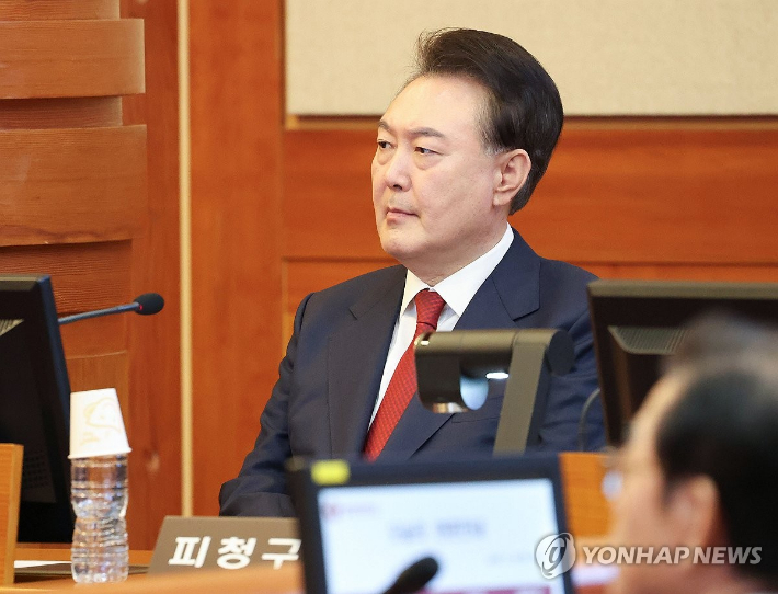 (서울=연합뉴스) 윤석열 대통령이 13일 서울 종로구 헌법재판소 대심판정에서 열린 윤석열 대통령 탄핵심판 8차 변론기일에 출석해 있다. 2025.2.13 [사진공동취재단] photo@yna.co.kr 연합뉴스
