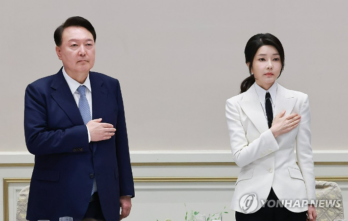 (서울=연합뉴스) 윤석열 대통령에 대한 탄핵소추안이 14일 국회 본회의를 통과했다. 탄핵안이 통과되면서 국정운영은 권한대행 체제로 전환된다.      사진은 지난 9월 13일 2024 파리 패럴림픽 선수단 격려 오찬에서 국기에 경례하는 윤 대통령과 김건희 여사. 2024.12.14 [연합뉴스 자료사진] photo@yna.co.kr 연합뉴스
